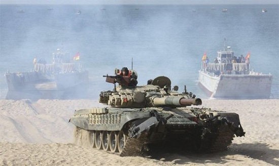 Xe tăng T-72 của quân đội Ấn Độ tham gia tập trận